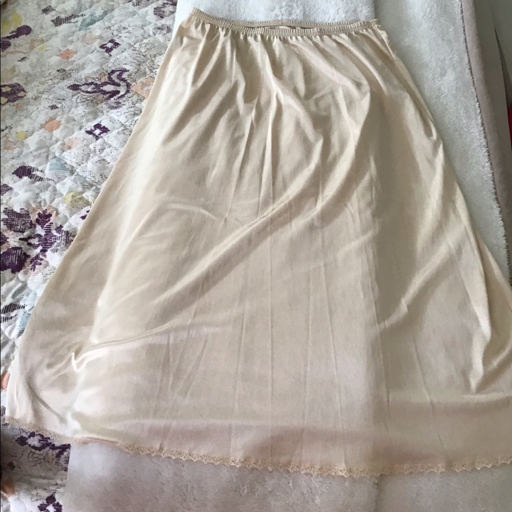 Slip by Vanity fair beige elastic waist lace bottom size M. Red box